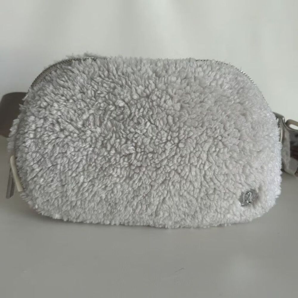 Lululemon Everywhere Belt Bag Sherpa Fleece White Ivory Tan Crossbody Fanny Pack